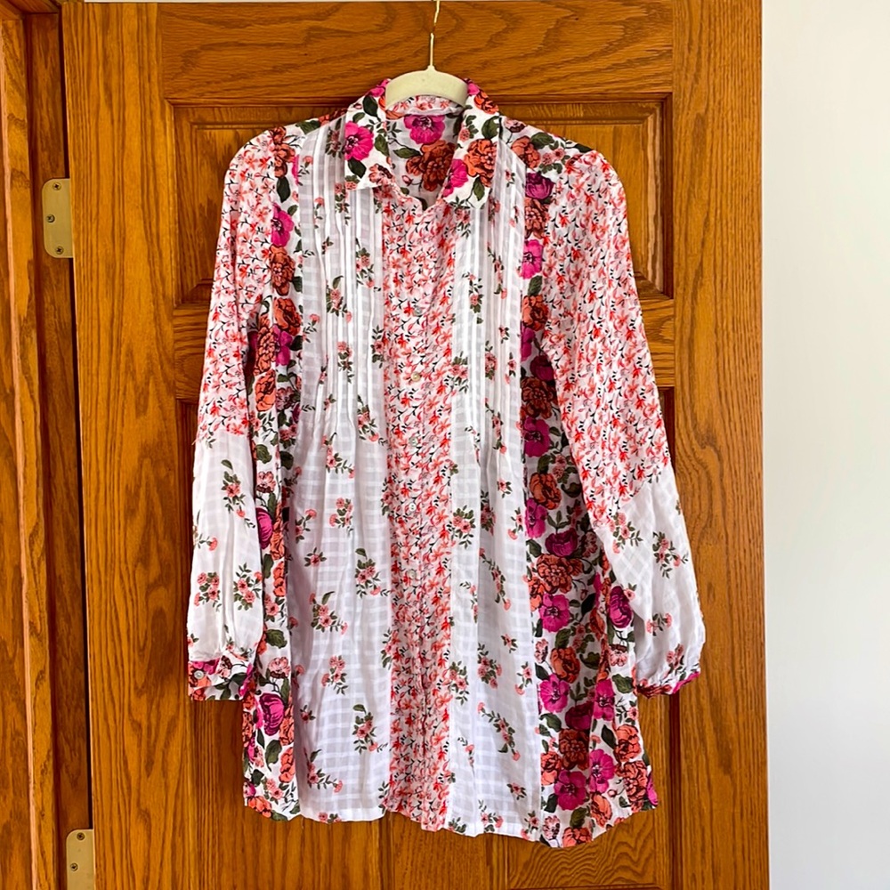 Beautiful floral print cotton summer blouse! Reposhing this, closet is too full!